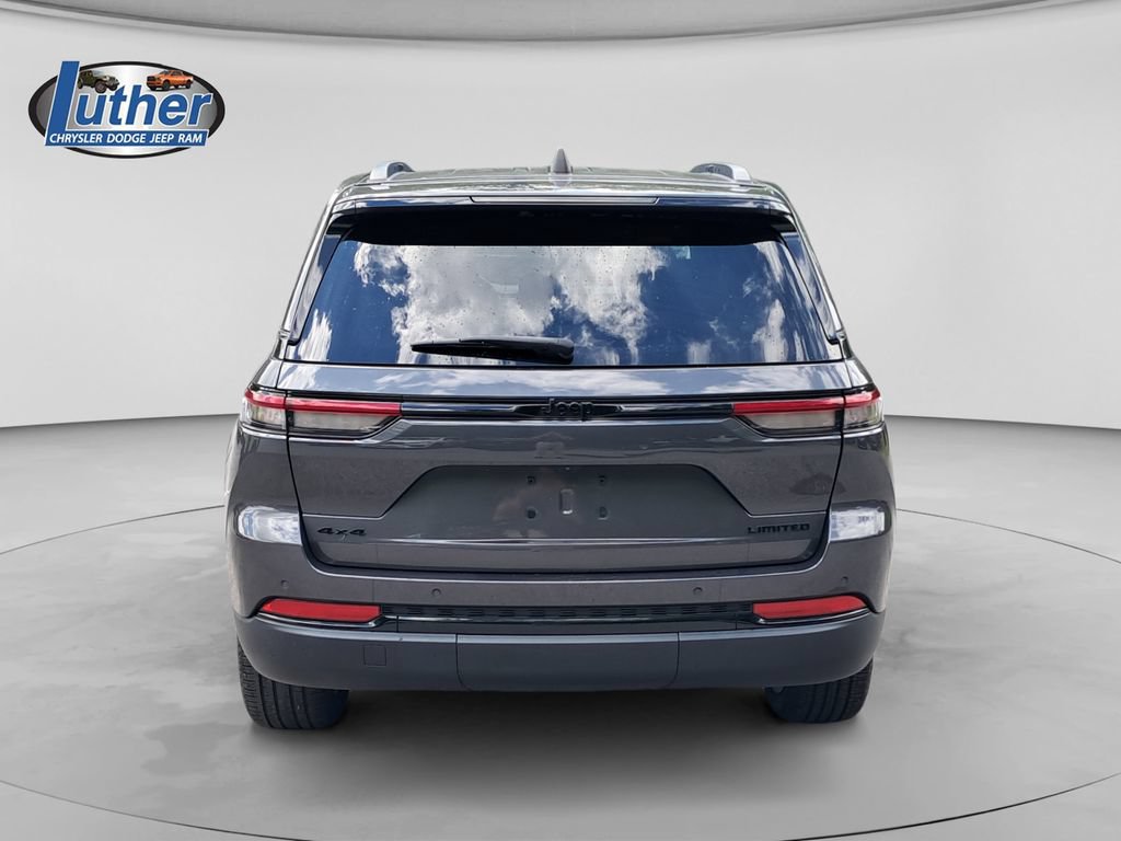 Used 2023 Jeep Grand Cherokee Limited w/ Black Appearance Package AWD/4WD image 4