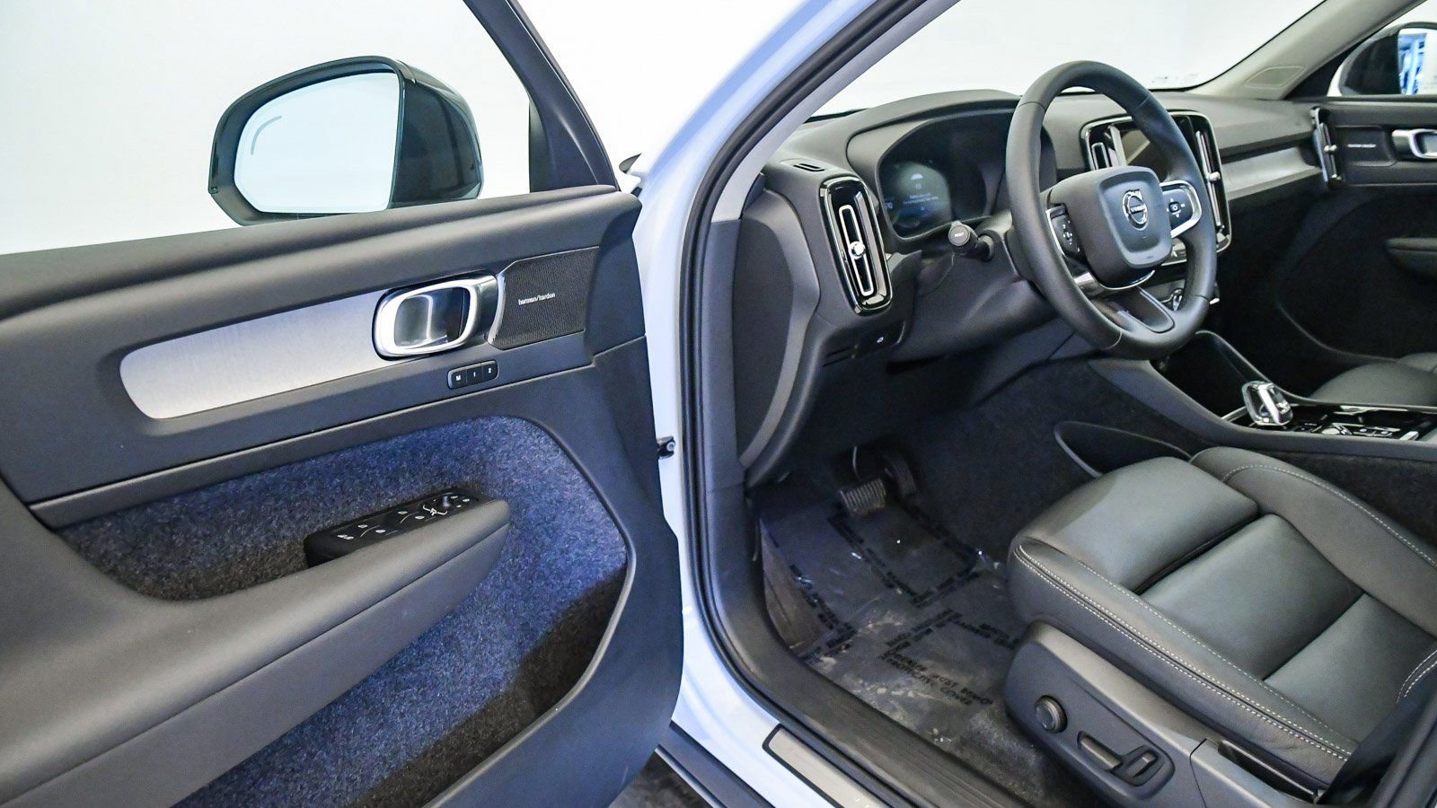 Certified 2025 Volvo XC40 B5 Ultra w/ Climate Package image 21