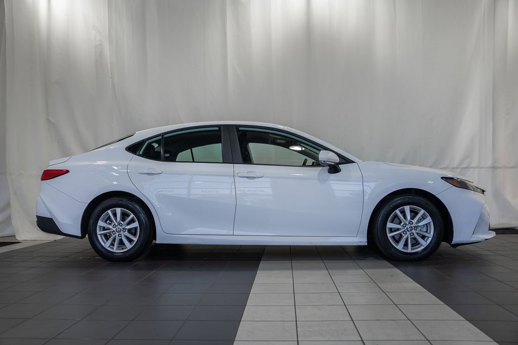 Used 2025 Toyota Camry LE image 3