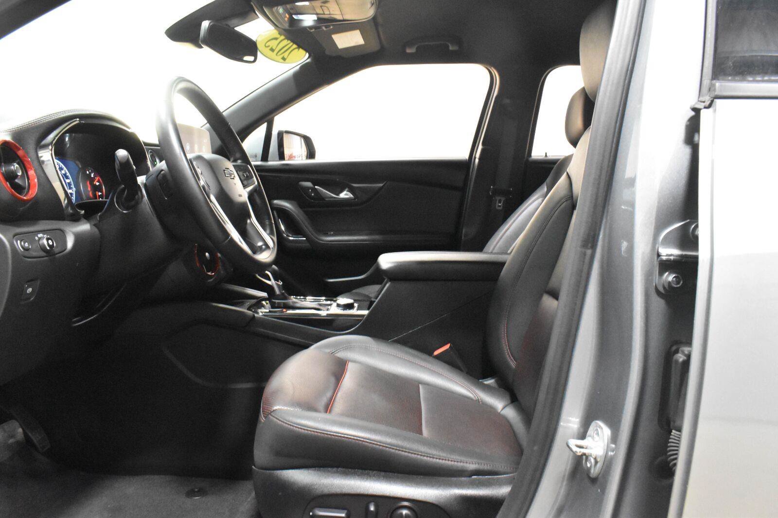 Used 2025 Chevrolet Blazer RS FWD image 3