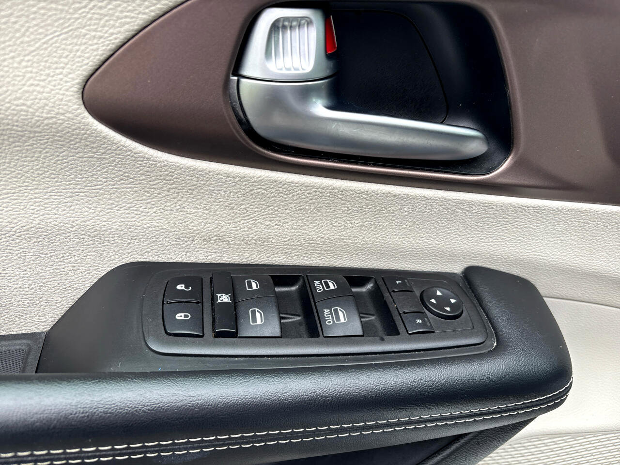 Used 2023 Chrysler Voyager LX image 14