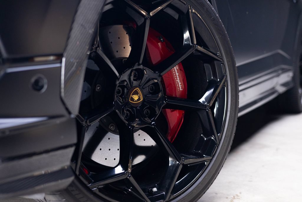 Used 2024 Lamborghini Urus Performante AWD/4WD image 2