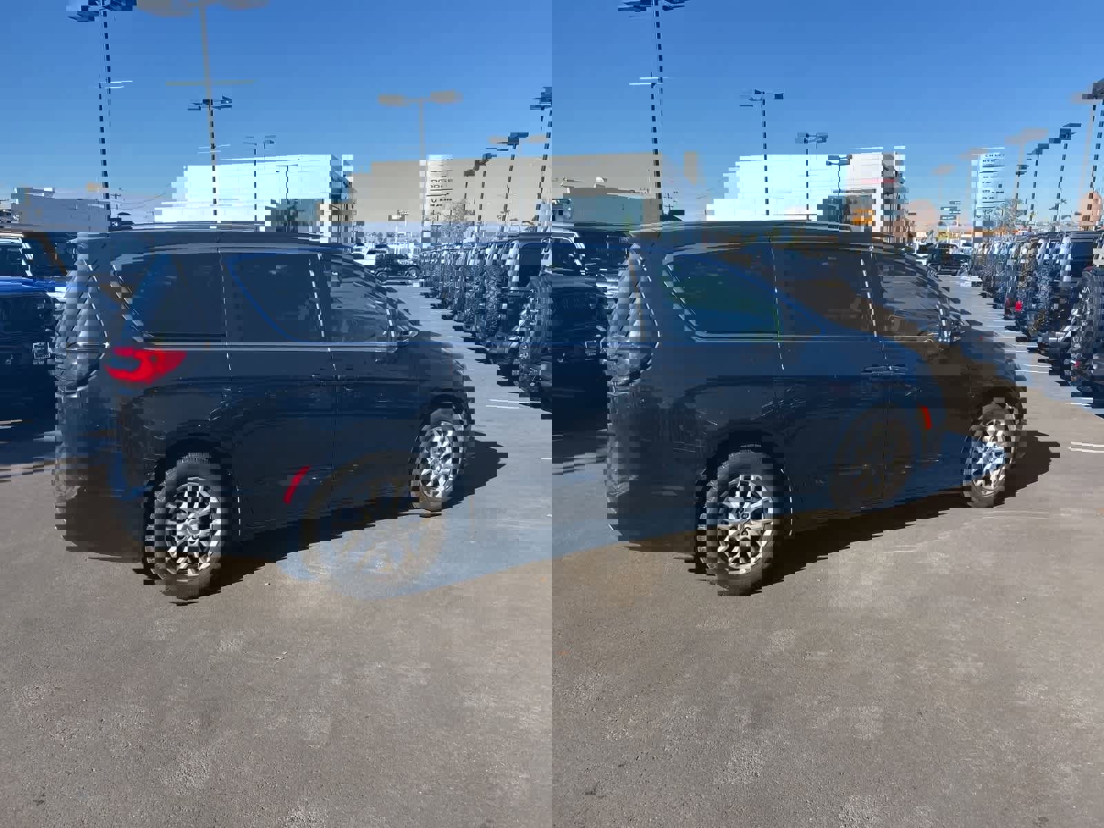 Used 2024 Chrysler Pacifica Touring-L image 7