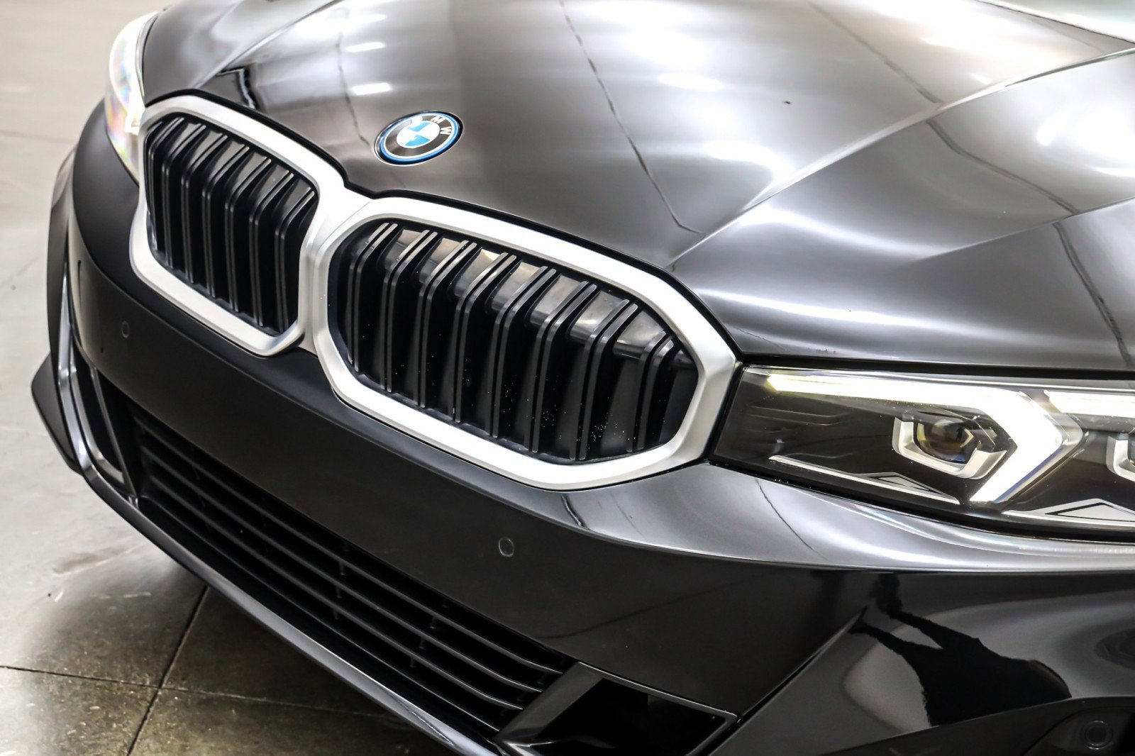 Used 2023 BMW 330e w/ Convenience Package image 14