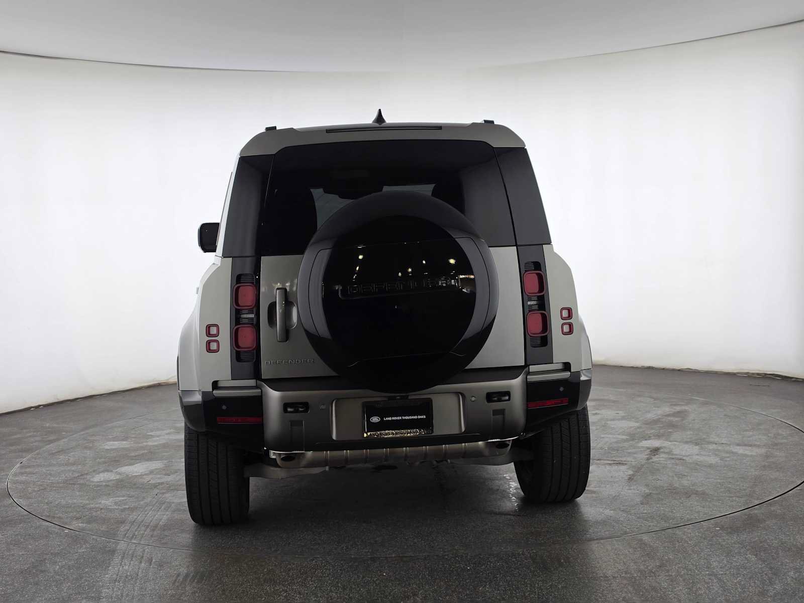 Used 2025 Land Rover Defender 110 X-Dynamic SE AWD/4WD image 4