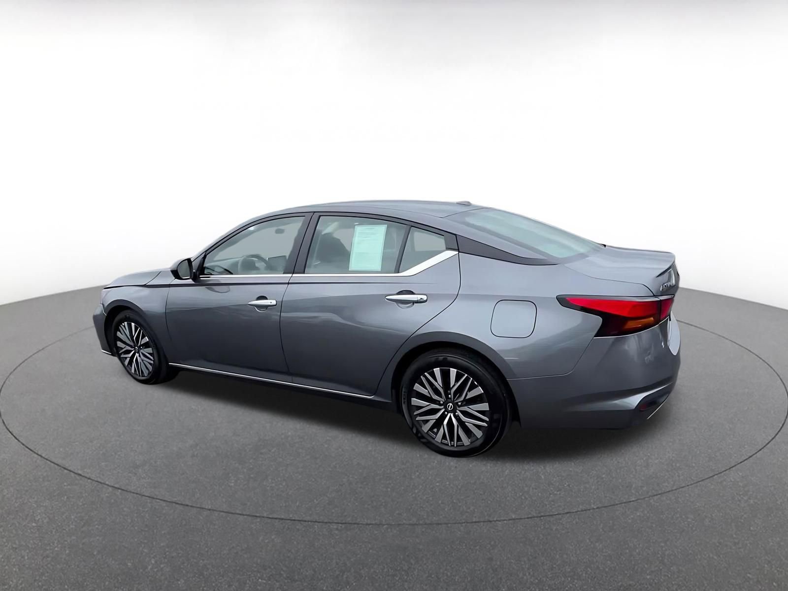 Used 2024 Nissan Altima 2.5 SV image 10