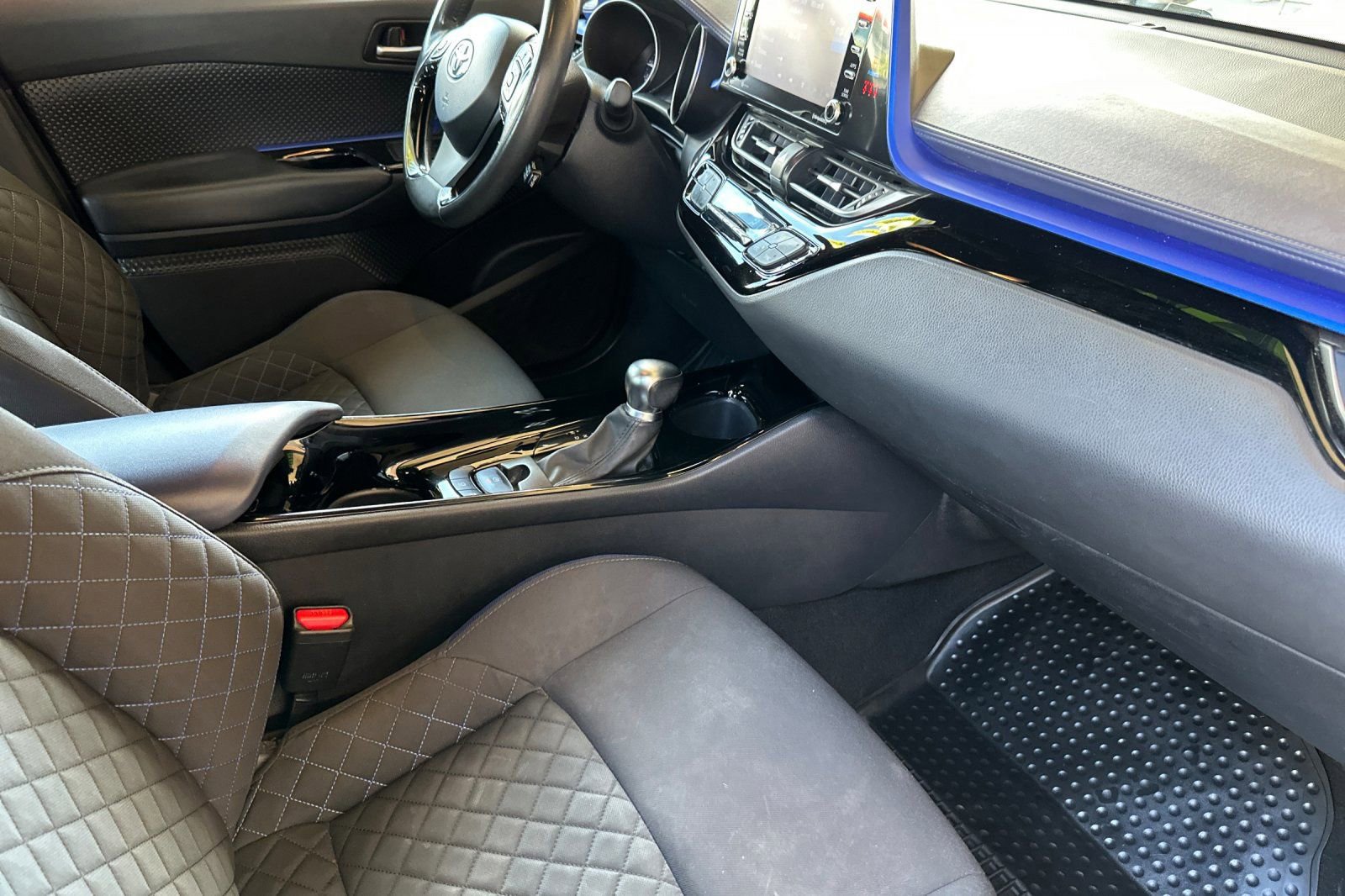 Used 2022 Toyota C-HR XLE FWD image 16