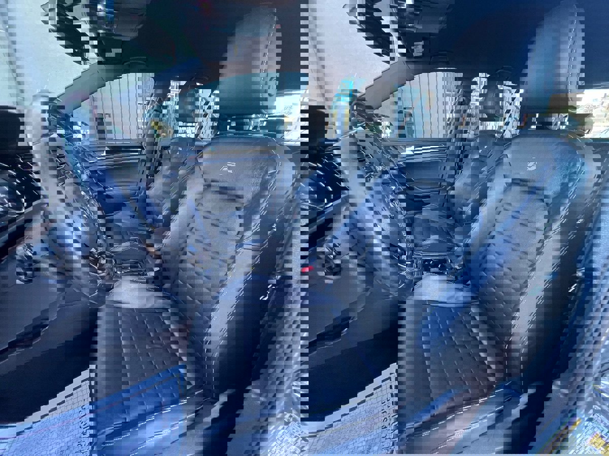 Used 2016 Volkswagen Golf R 4-Door image 10