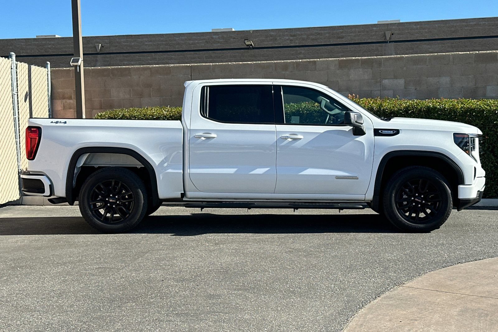 Used 2024 GMC Sierra 1500 Elevation AWD/4WD image 3