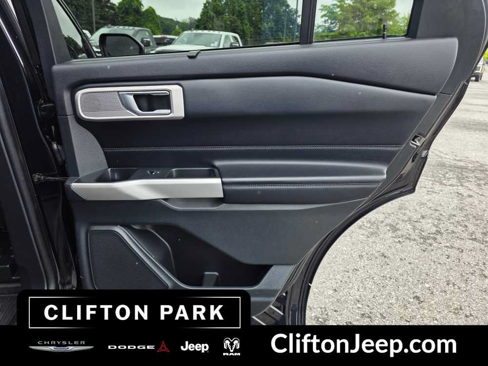 Used 2021 Ford Explorer Limited w/ Equipment Group 301A AWD/4WD image 18