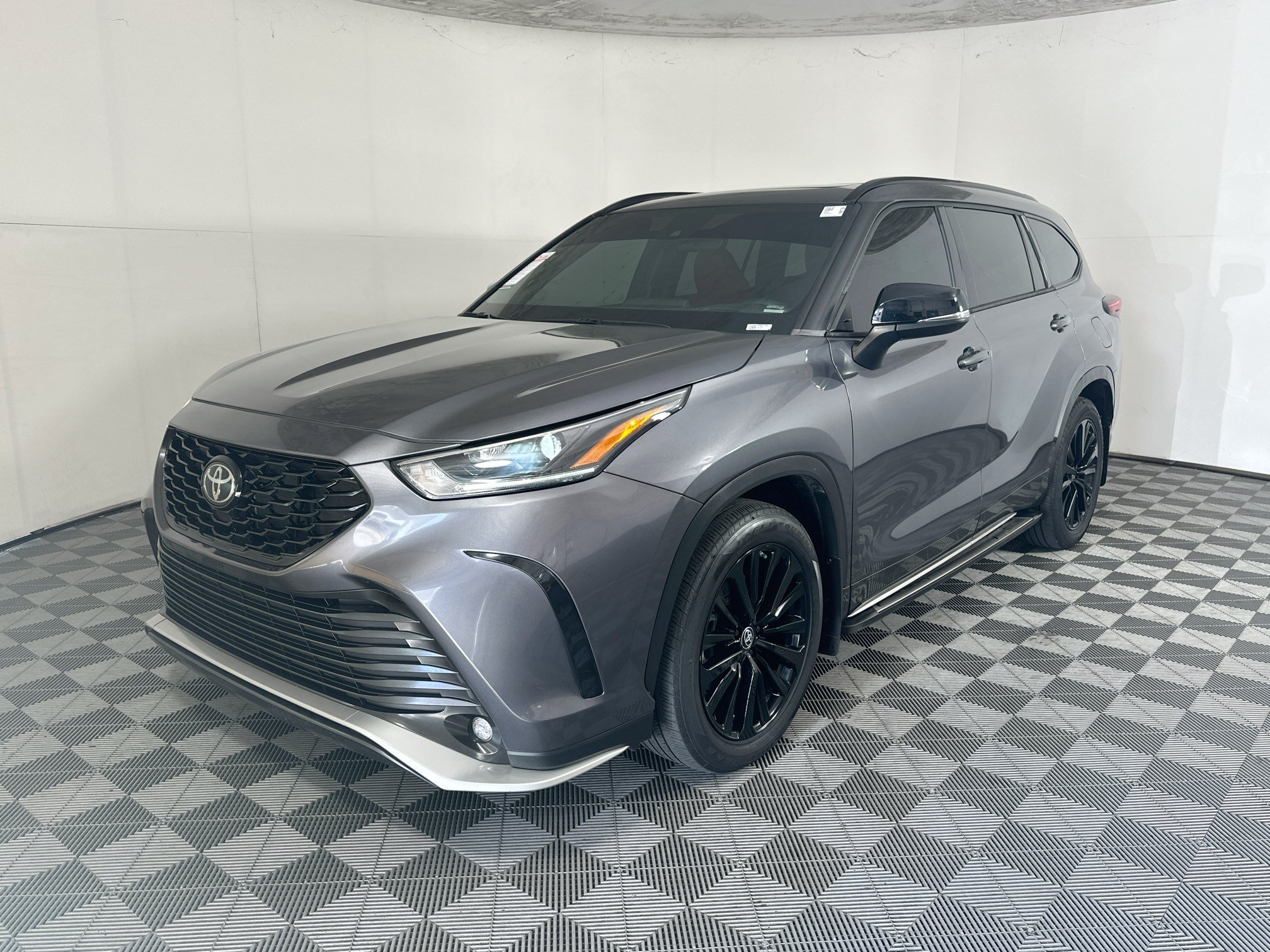 Used 2024 Toyota Highlander XSE FWD image 7