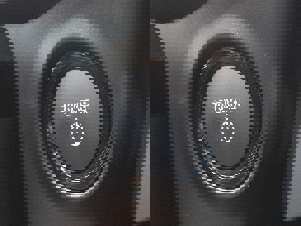 Used 2025 Toyota Sienna LE image 24