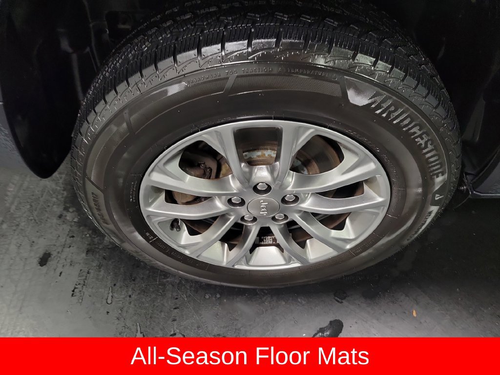 Used 2019 Jeep Cherokee Latitude Plus w/ Cold Weather Group AWD/4WD image 12