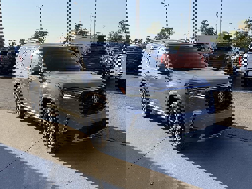 Used 2025 Honda Pilot Touring image 2