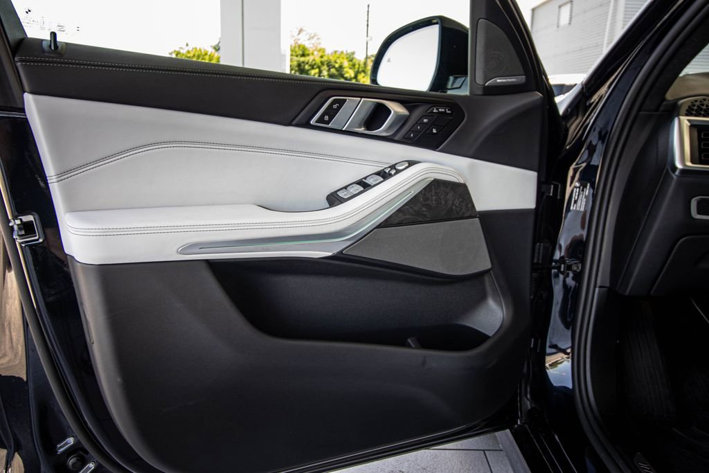 Used 2025 BMW X7 xDrive40i w/ M Sport Package AWD/4WD image 22