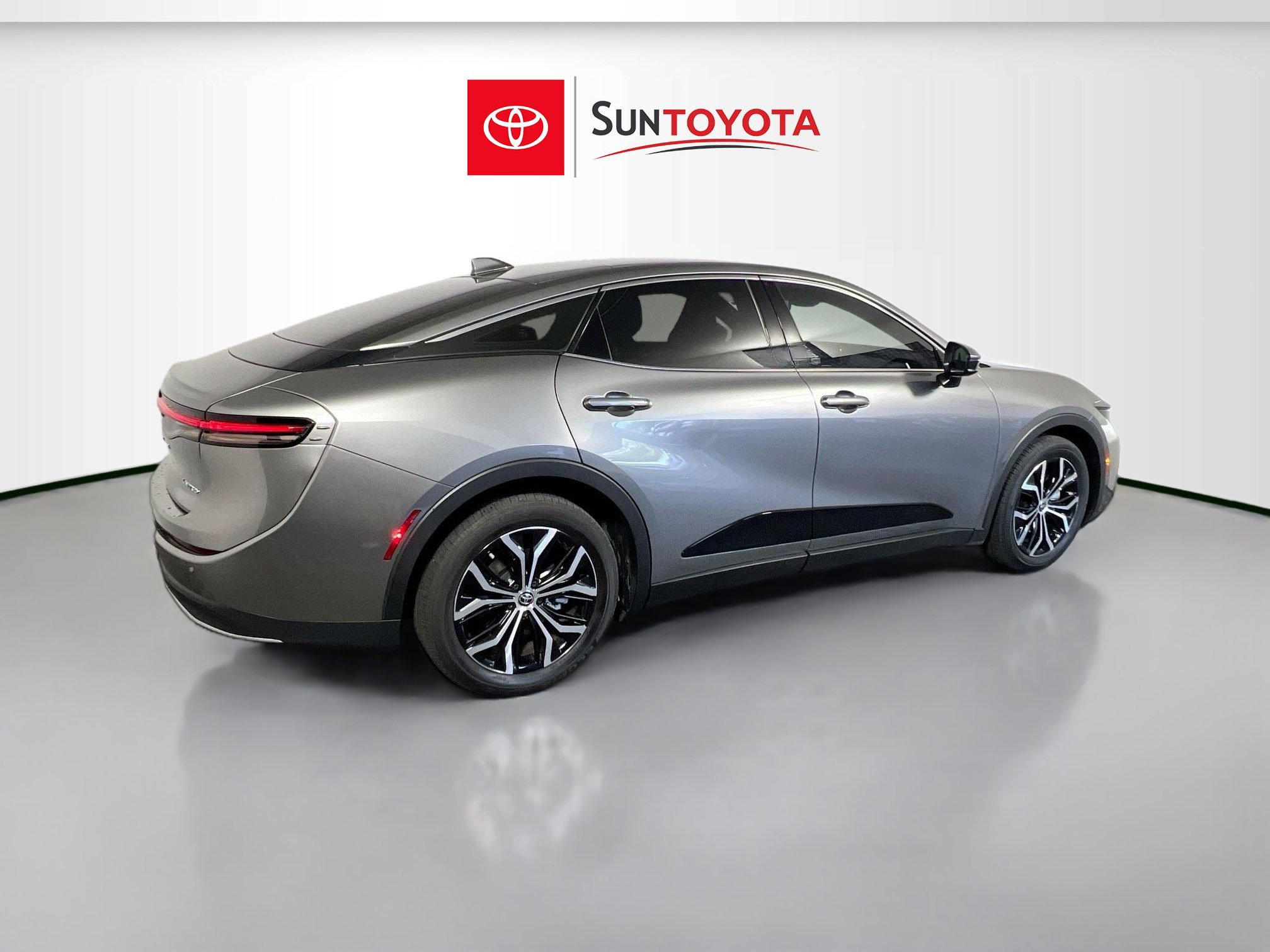 Used 2023 Toyota Crown Limited image 4