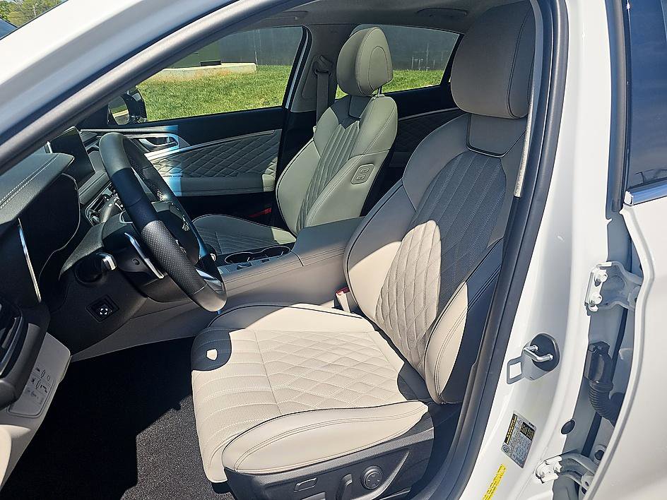 Used 2021 Genesis G70 2.0T w/ Prestige Package image 17