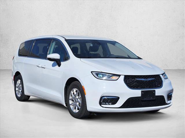 Used 2023 Chrysler Pacifica Touring-L FWD image 3