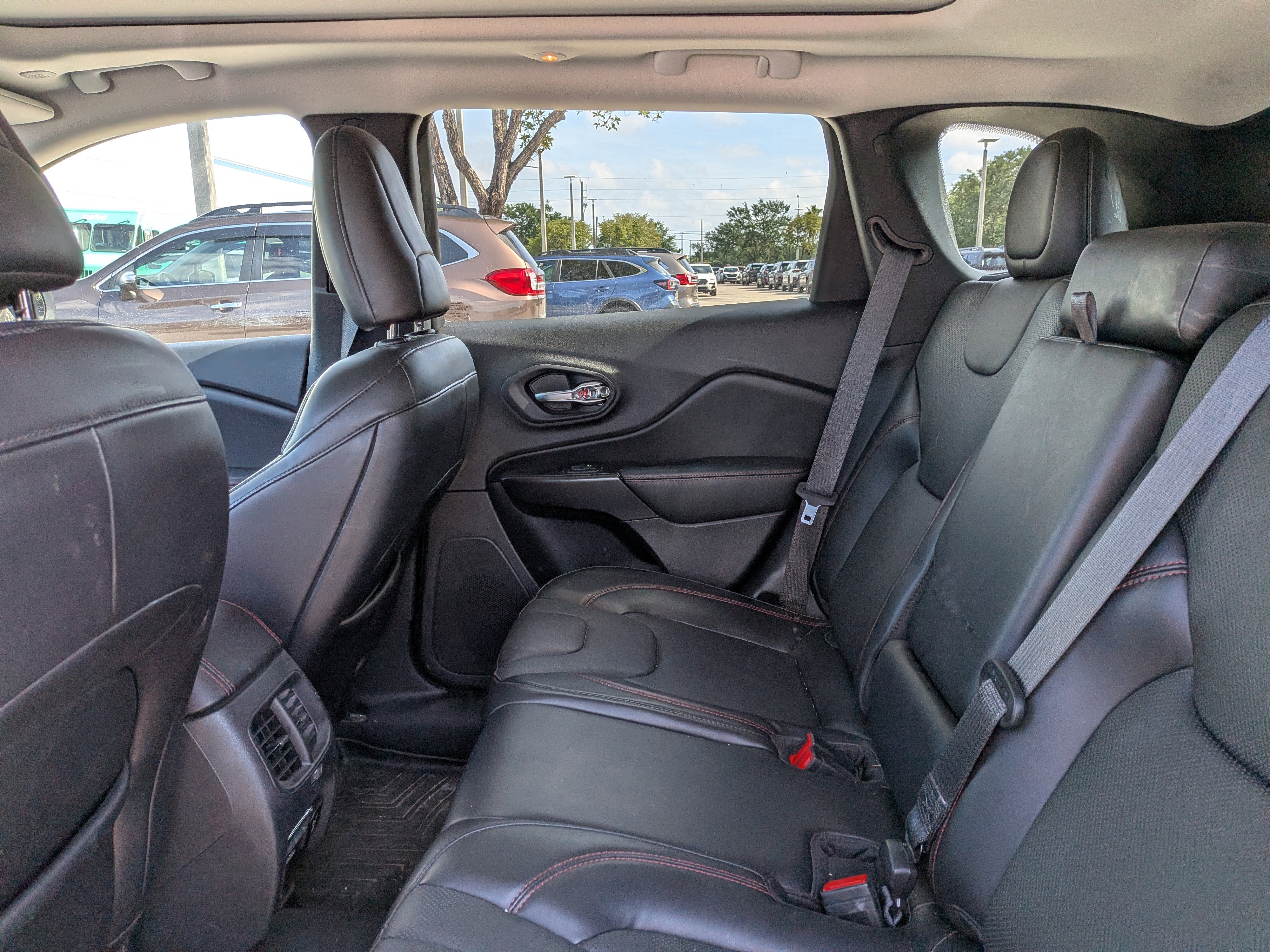 Used 2020 Jeep Cherokee Trailhawk AWD/4WD image 13