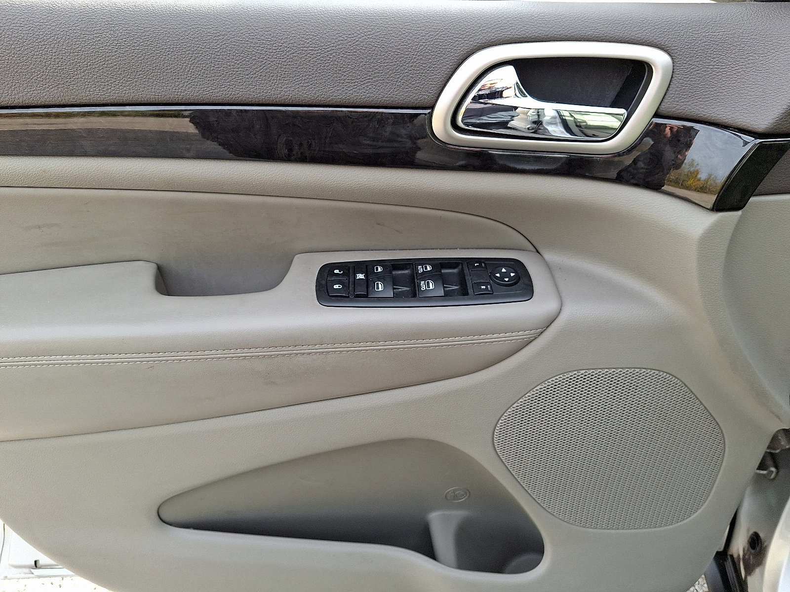 Used 2012 Jeep Grand Cherokee Laredo image 12