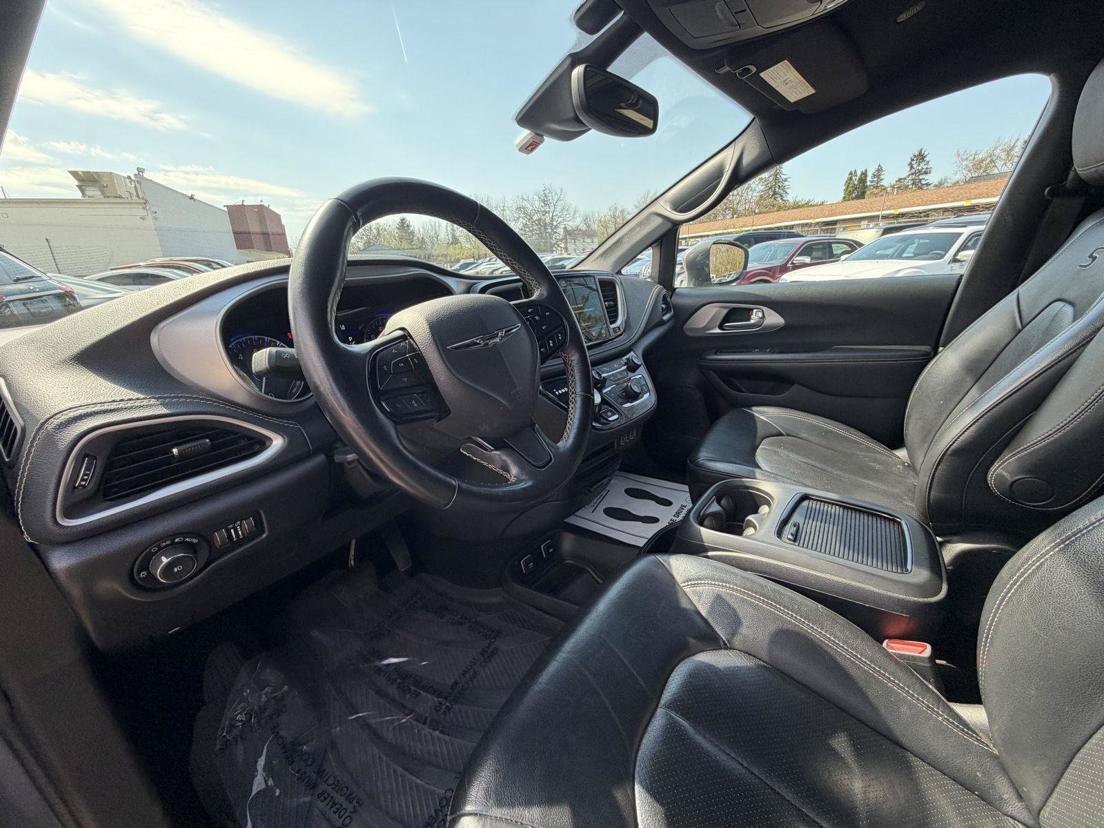 Used 2021 Chrysler Pacifica Touring-L w/ S Appearance Package AWD/4WD image 11
