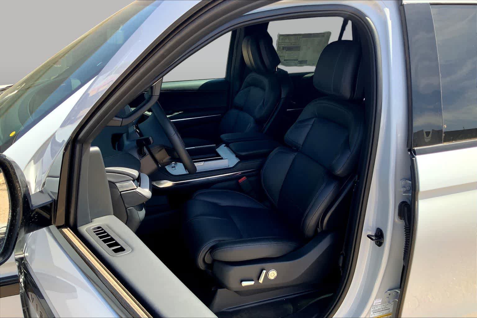 New 2026 Lincoln Navigator Reserve w/ Jet Appearance Package AWD/4WD image 9