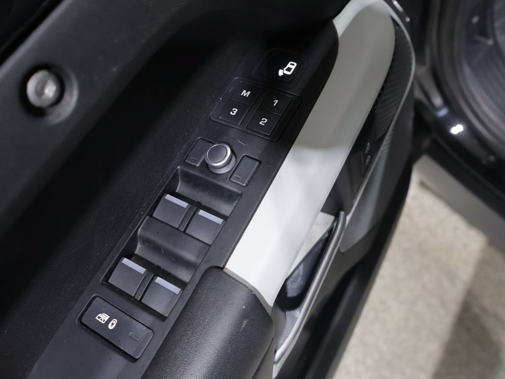 Used 2020 Land Rover Defender 110 HSE AWD/4WD image 11