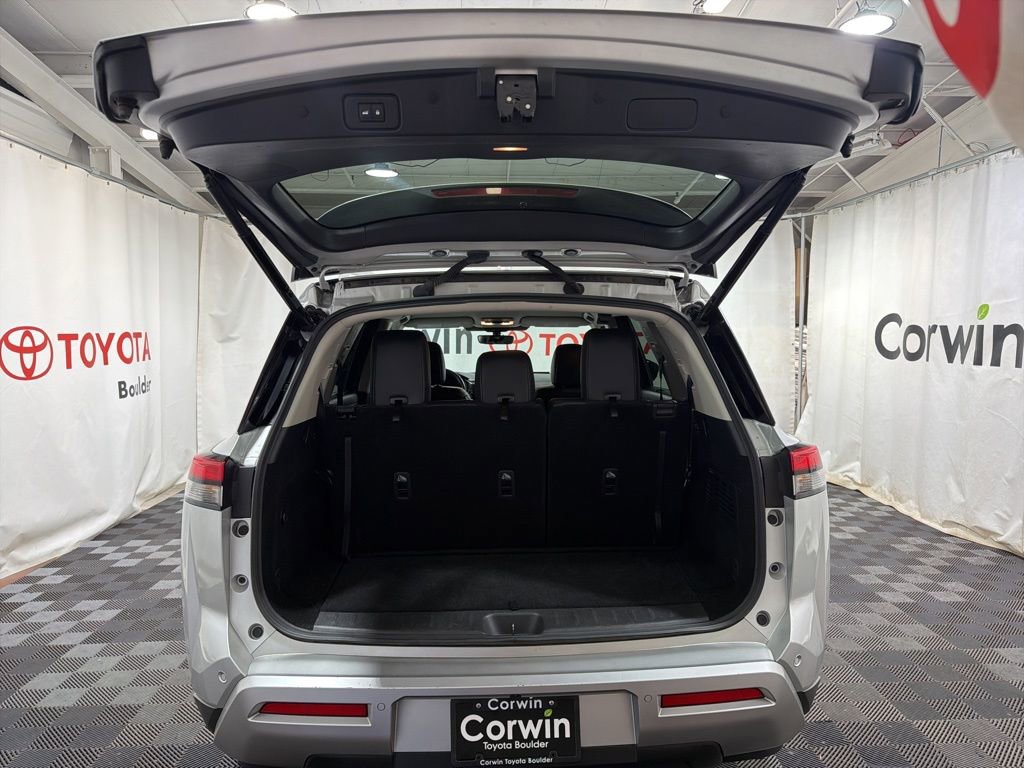 Used 2025 Nissan Pathfinder SL AWD/4WD image 16