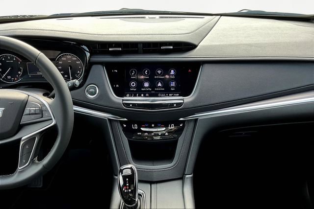 New 2025 Cadillac XT5 Luxury image 8