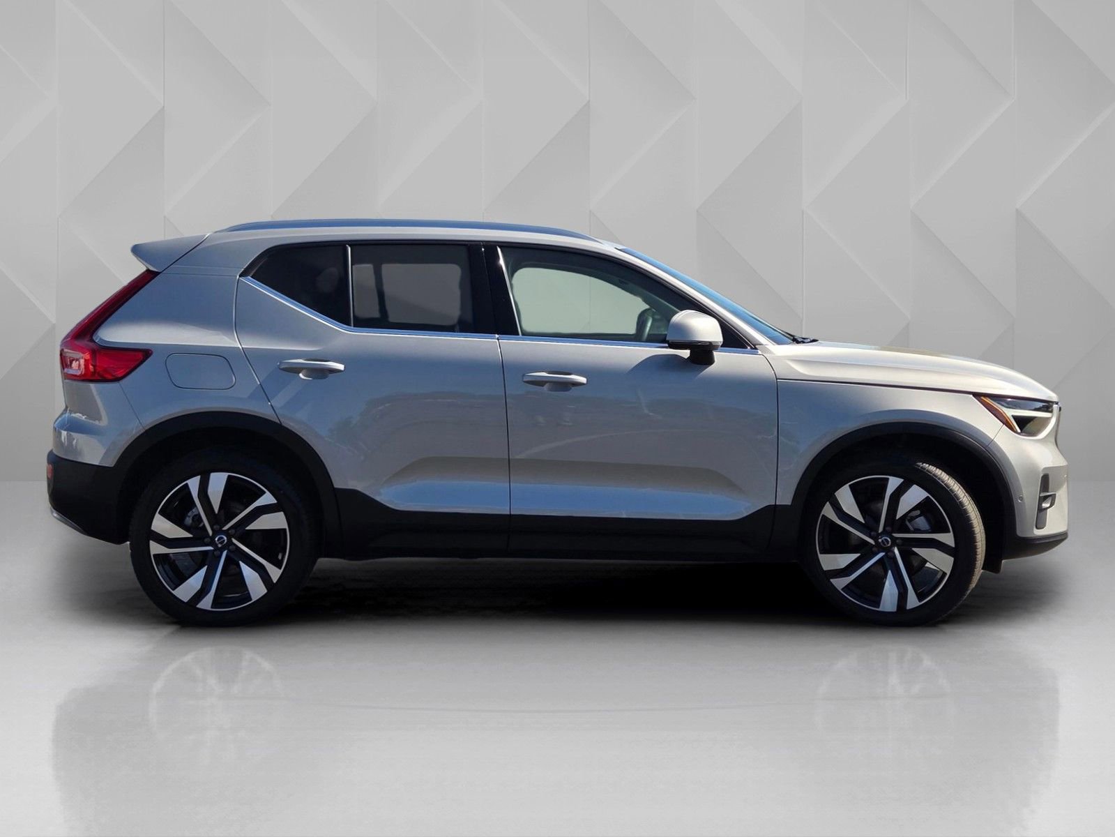 Used 2025 Volvo XC40 B5 Plus image 7