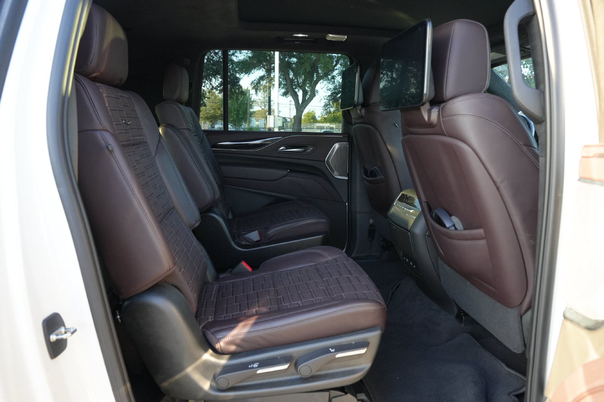 Certified 2023 Cadillac Escalade ESV V w/ LPO, ONYX Package AWD/4WD image 19