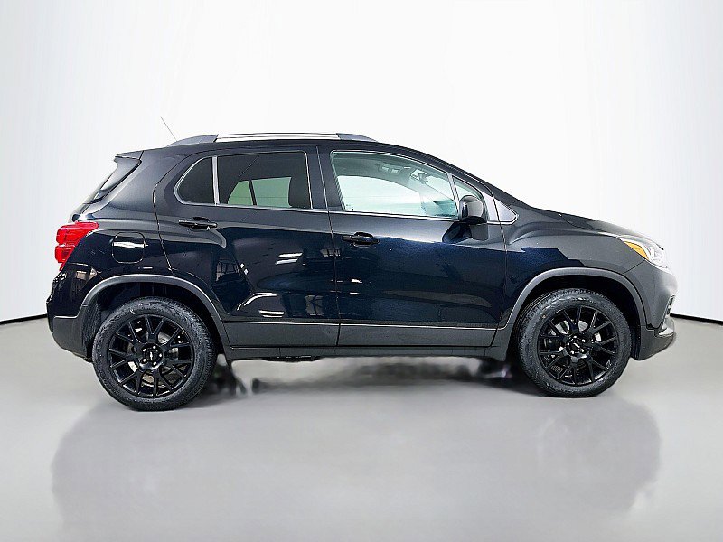 Used 2022 Chevrolet Trax LT w/ Midnight Edition image 8