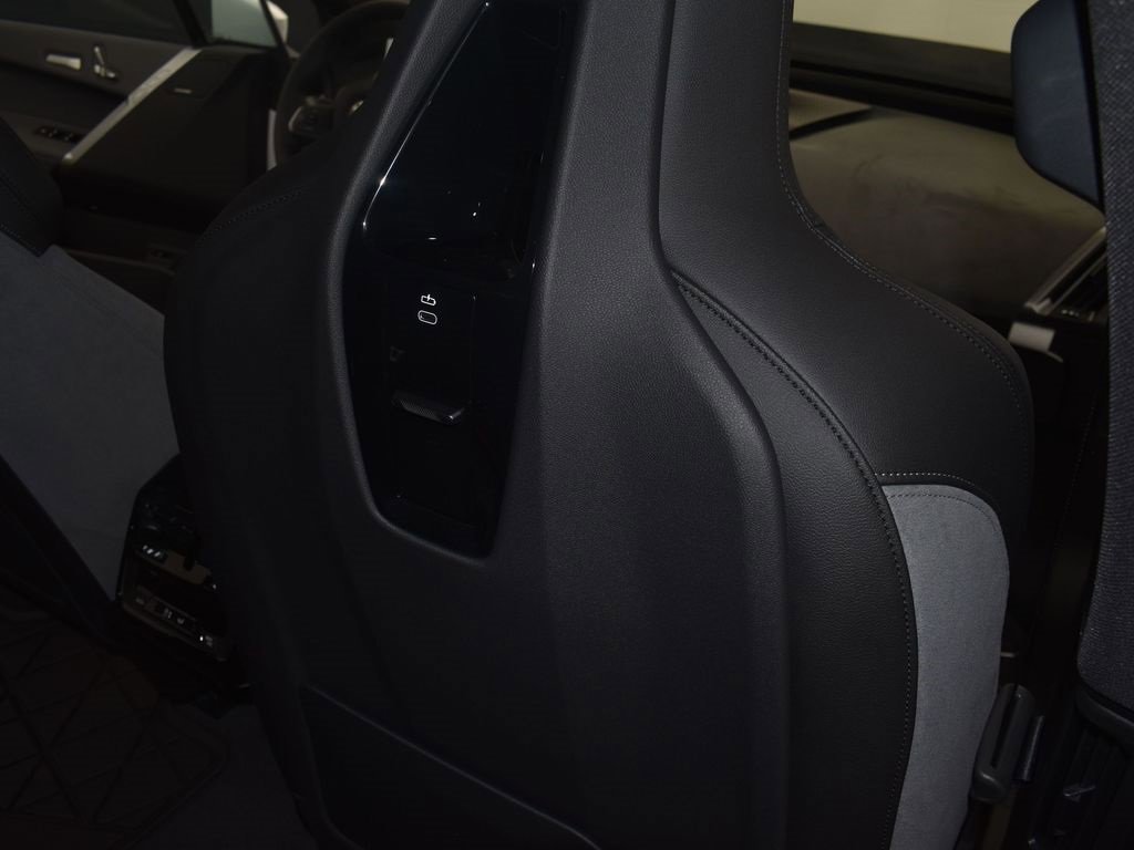 New 2026 BMW iX xDrive60 w/ M Sport Package image 25