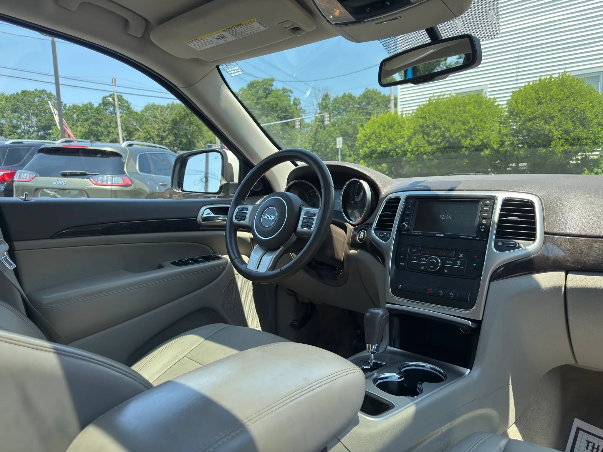 Used 2011 Jeep Grand Cherokee Laredo AWD/4WD image 32