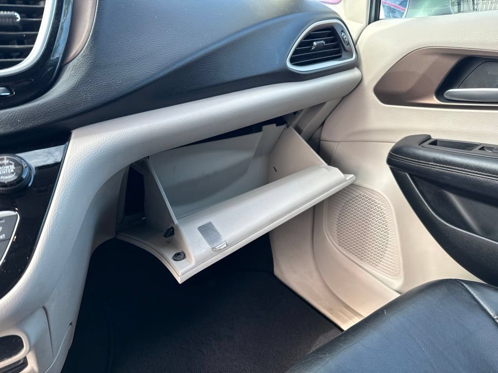 Used 2018 Chrysler Pacifica Touring-L FWD image 23