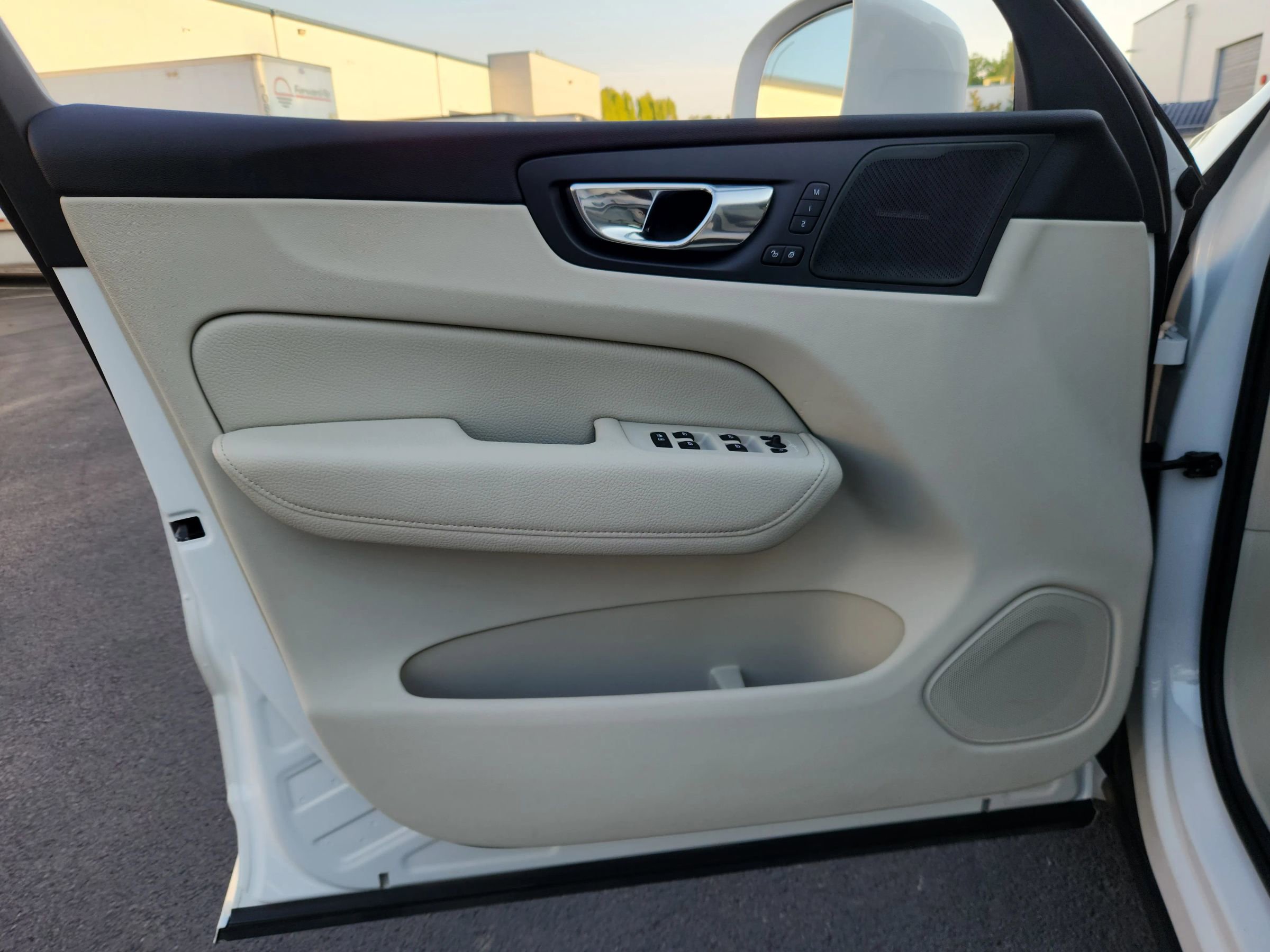 Used 2019 Volvo XC60 T5 Momentum w/ Multimedia Package image 8