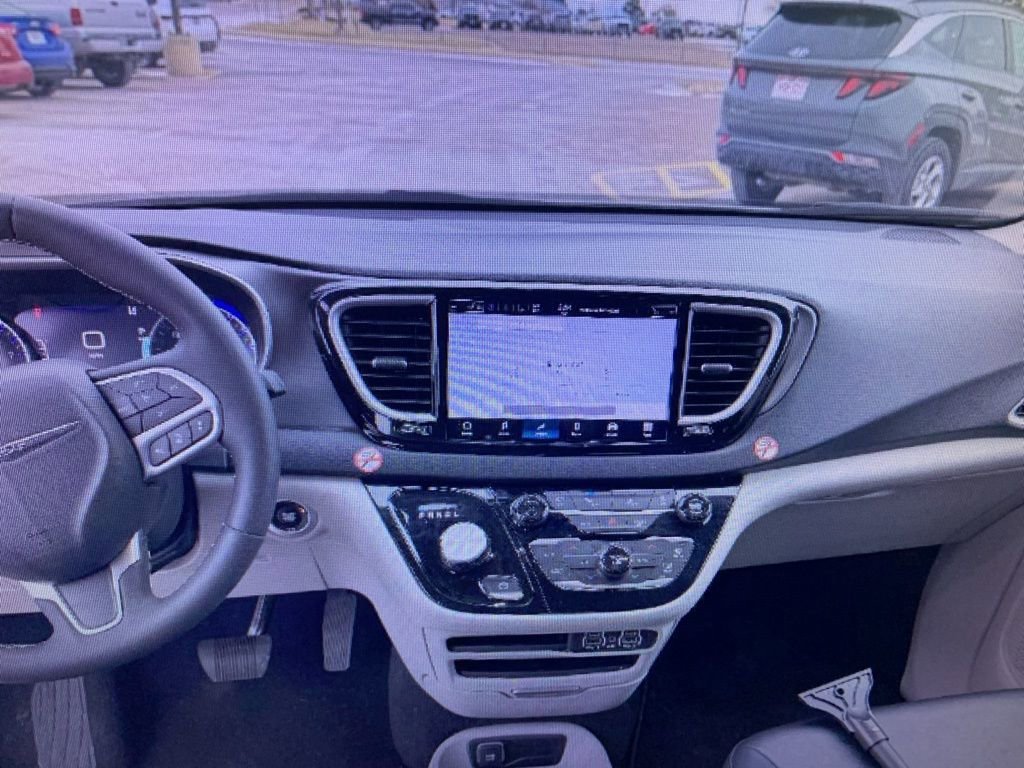 Used 2024 Chrysler Pacifica Touring-L image 12