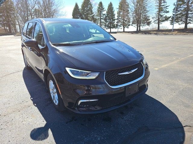 Used 2024 Chrysler Pacifica Touring-L image 8