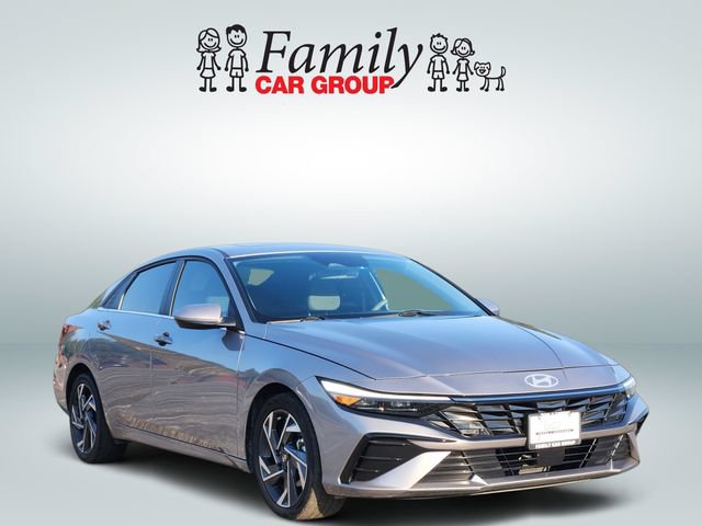 Used 2025 Hyundai Elantra SEL FWD image 2