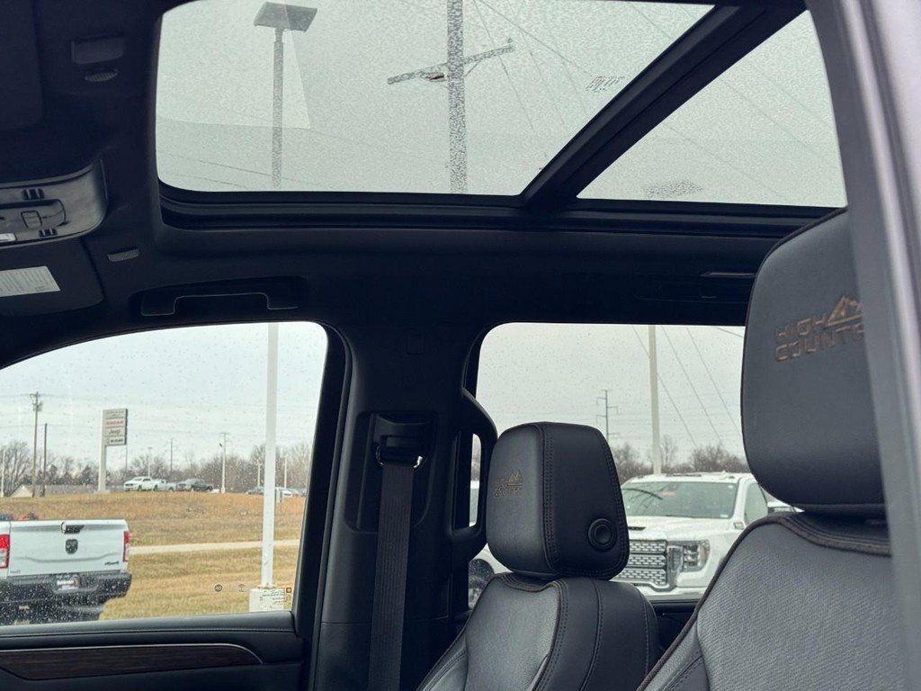 Used 2024 Chevrolet Suburban High Country image 28