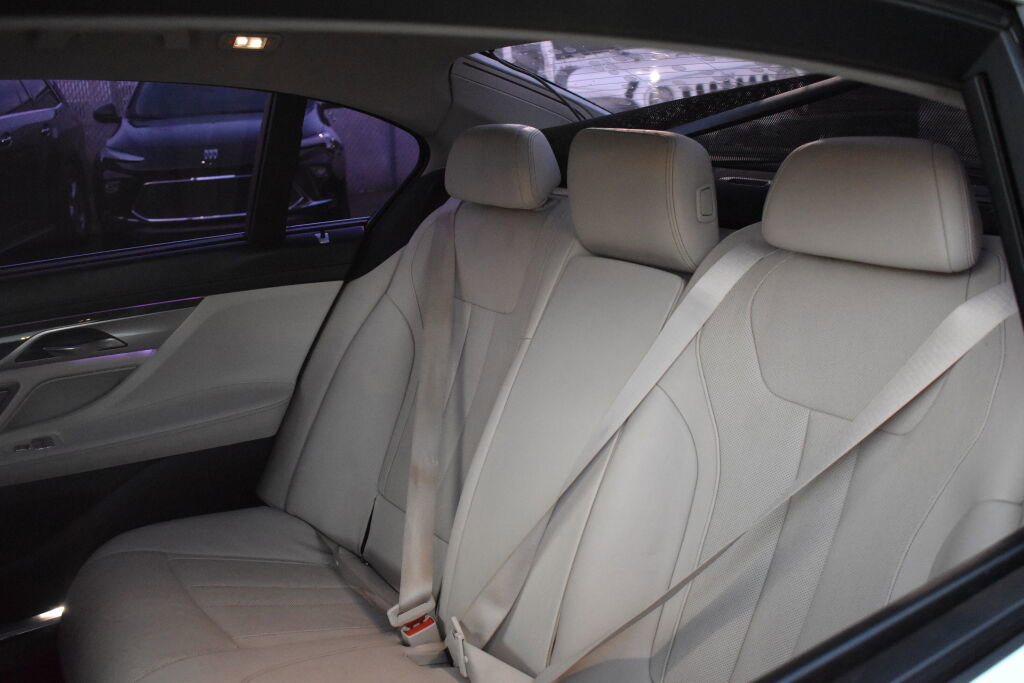 Used 2017 BMW 740i image 29