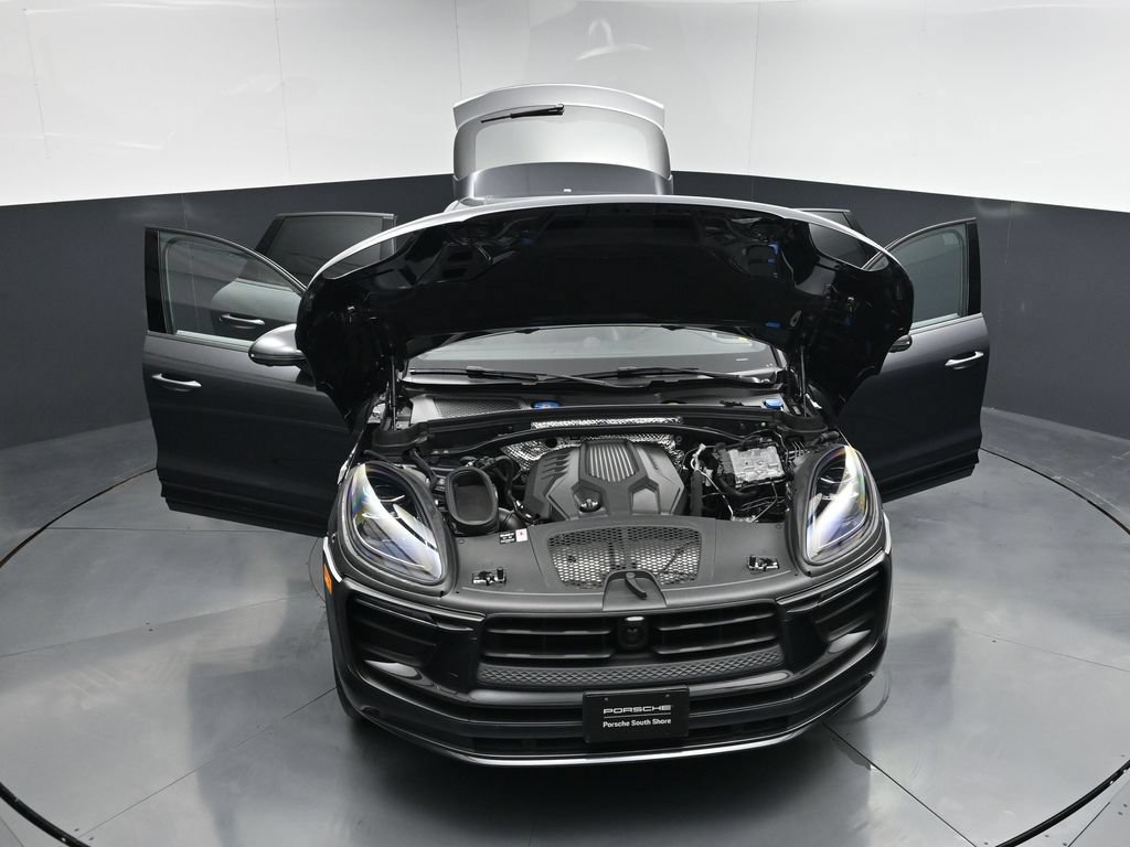 Certified 2025 Porsche Macan AWD/4WD image 32
