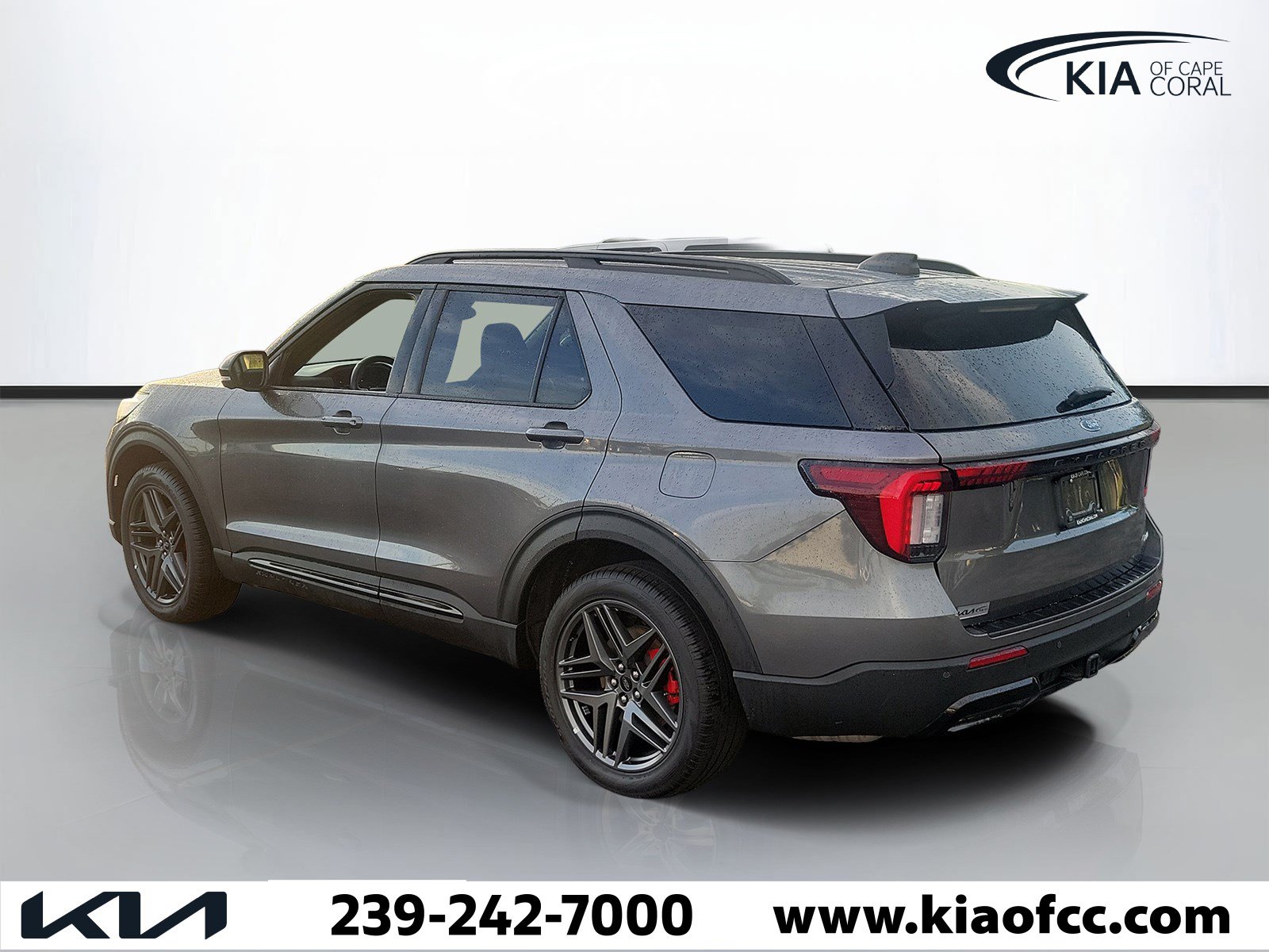 Used 2025 Ford Explorer ST-Line w/ ST-Line Street Pack AWD/4WD image 4