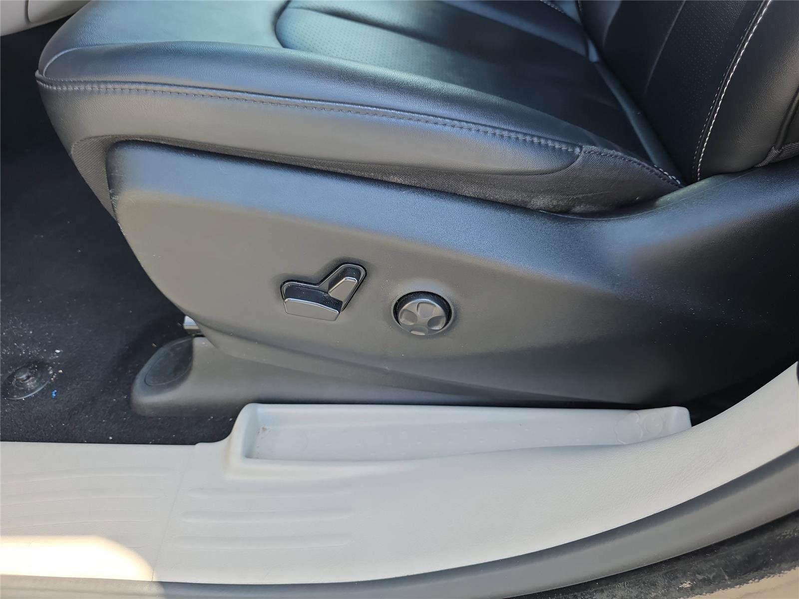 Used 2024 Chrysler Pacifica Select image 35