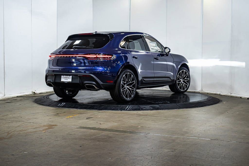 Certified 2025 Porsche Macan image 7