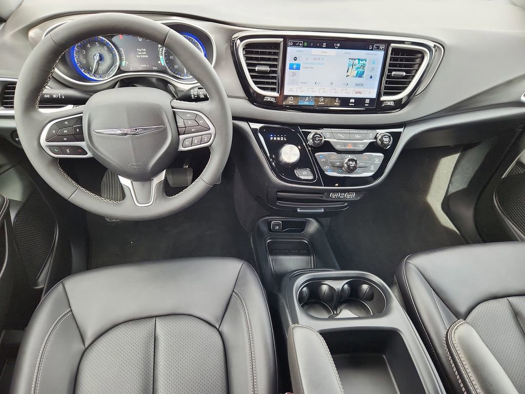 Used 2025 Chrysler Pacifica Select image 10