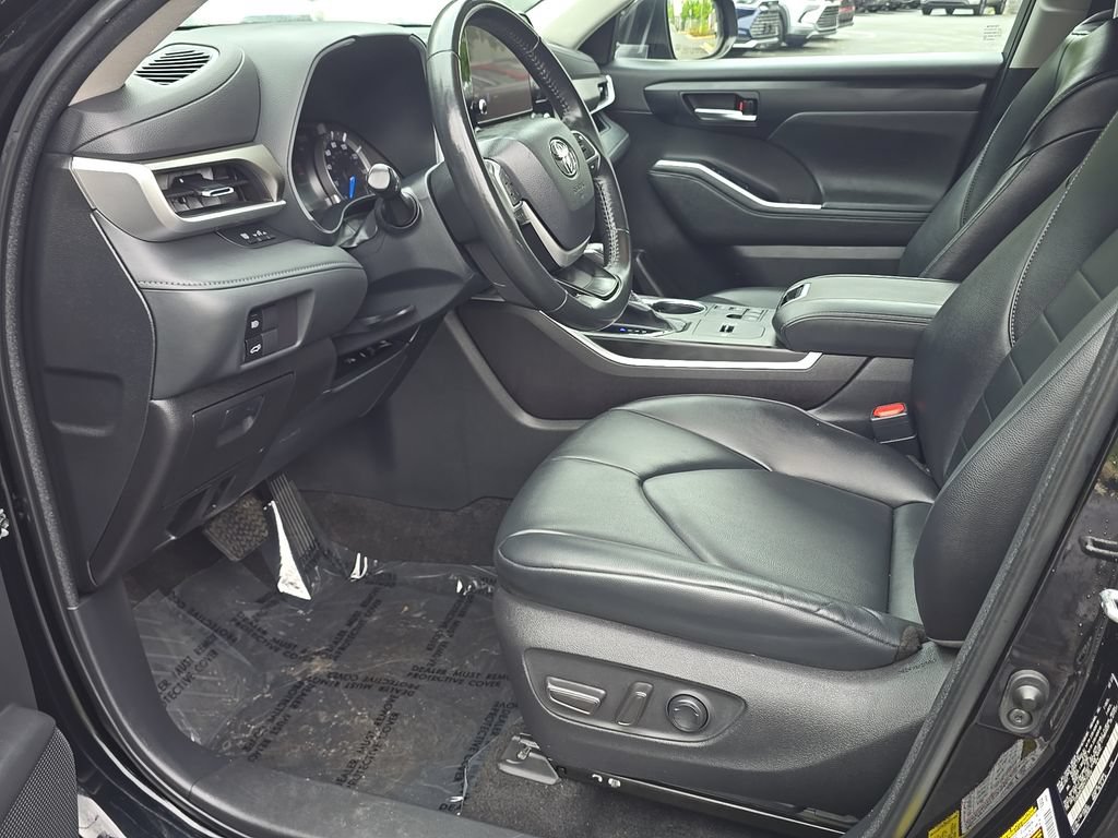 Used 2023 Toyota Highlander XLE AWD/4WD image 21