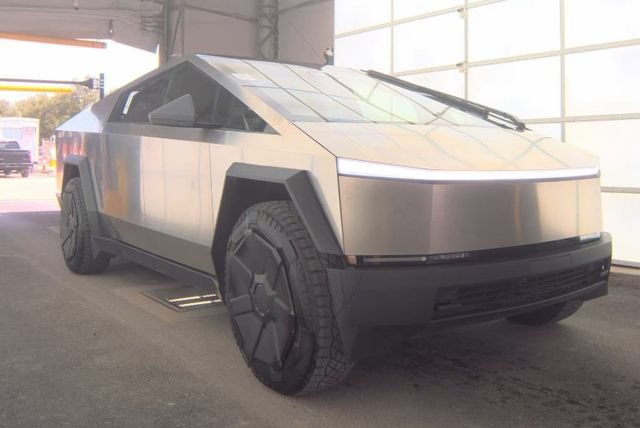 Used 2025 Tesla Cybertruck 2WD Crew Cab image 4