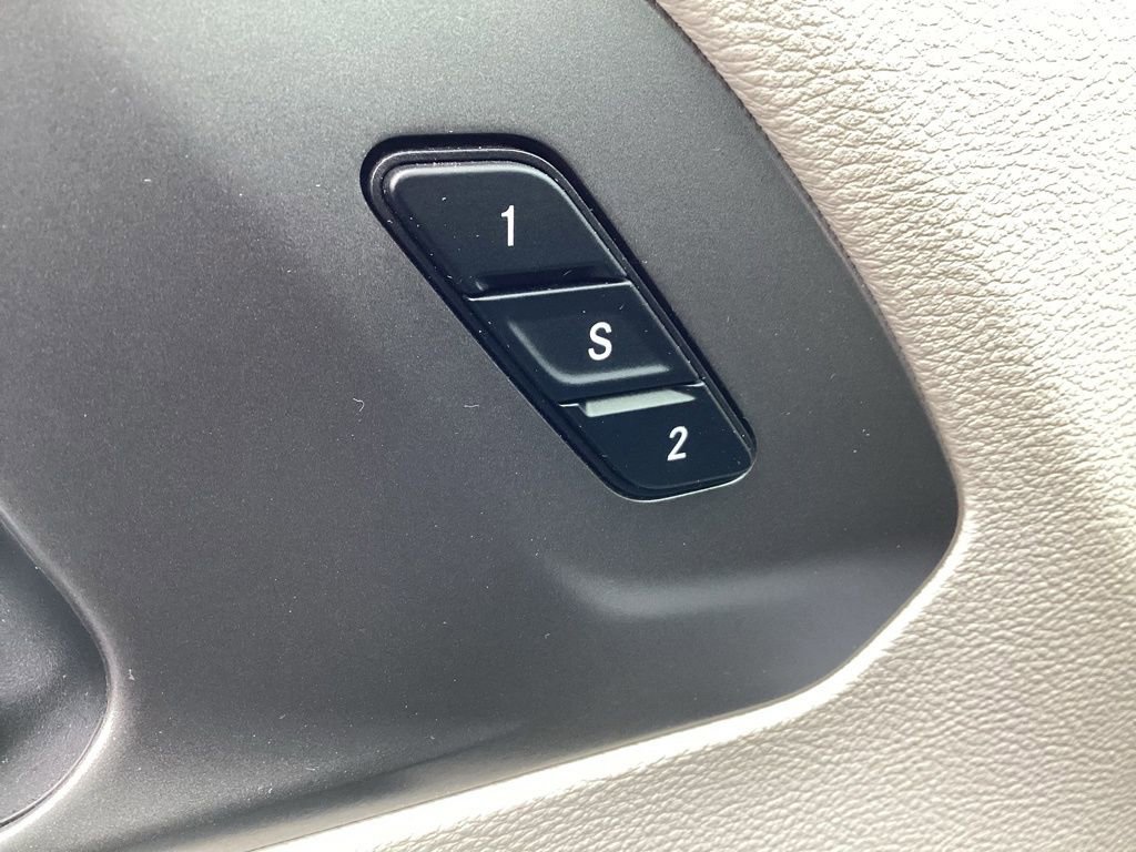 Used 2024 Chrysler Pacifica Touring-L image 32