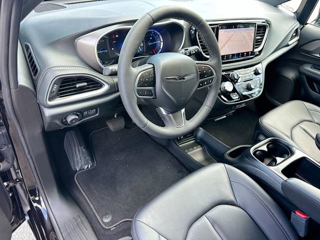 Used 2025 Chrysler Pacifica Select w/ Uconnect Theater Family Group FWD image 9